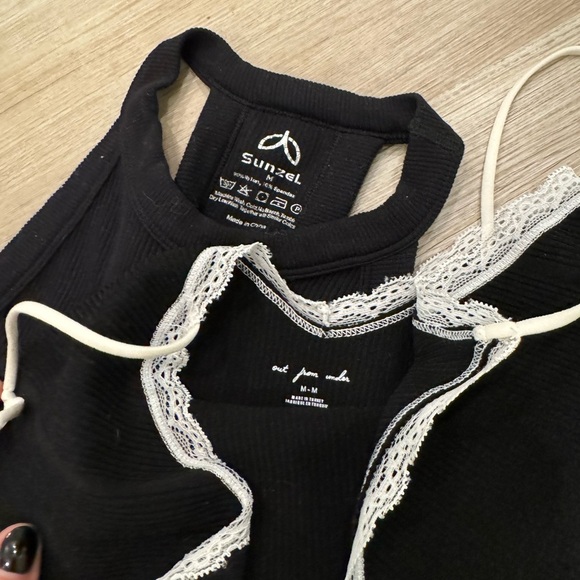 Bundle - 2 black crop tops - Picture 2 of 2